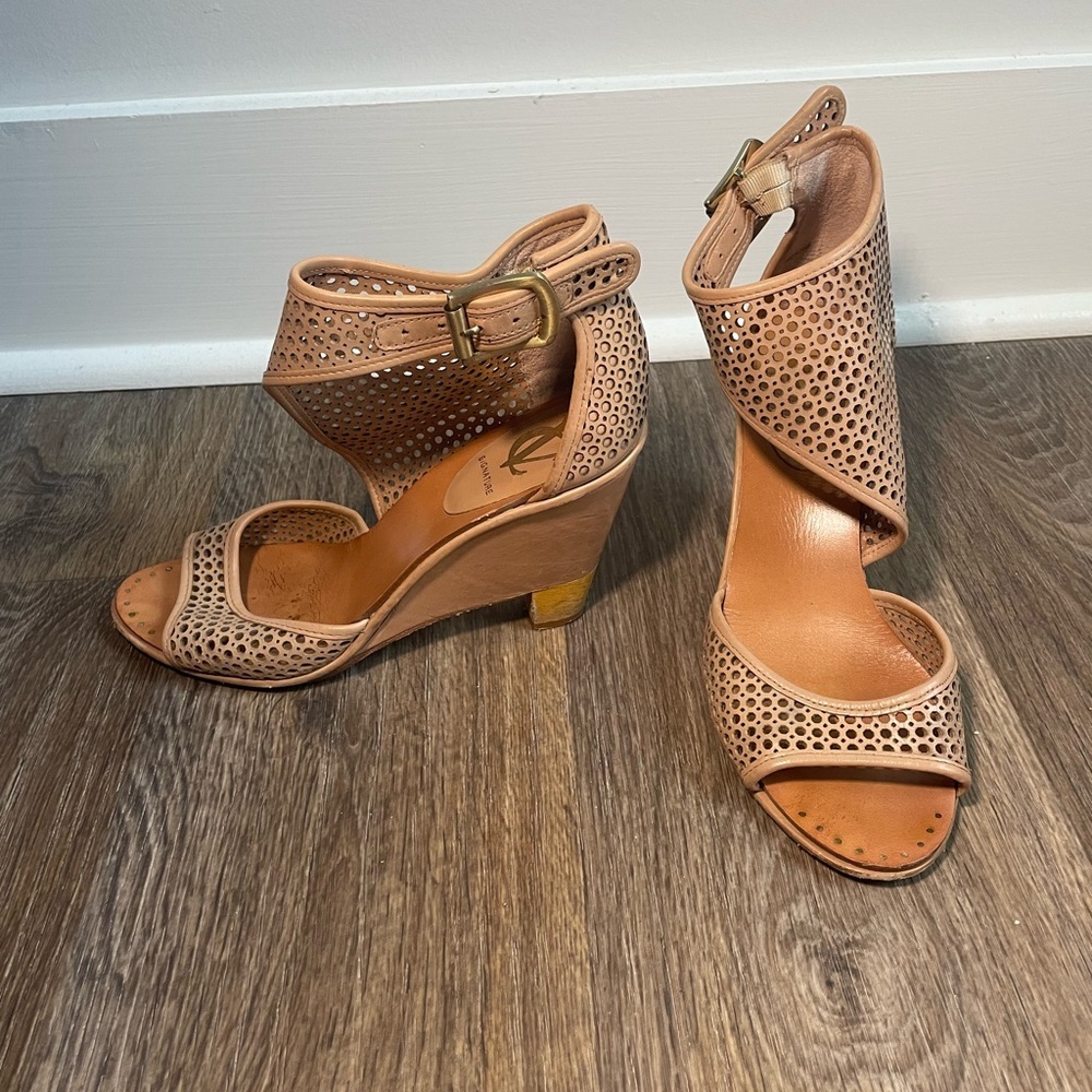 2000s Vince Camuto Signature Perforated Leather Wedge Sandals 7.5 Euro Summer